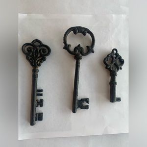 Set of 3 metal keys